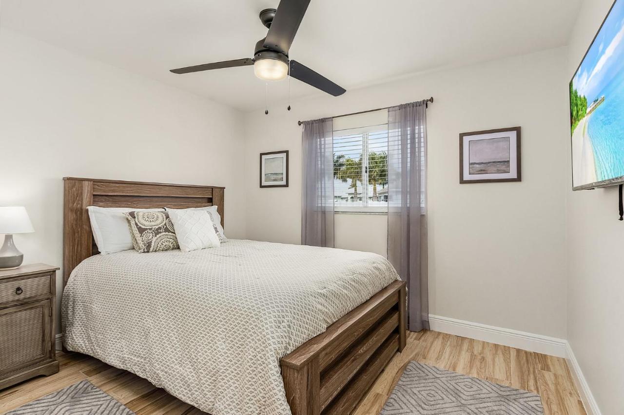 Villa Three Sisters - Roelens Vacations Cape Coral Bagian luar foto